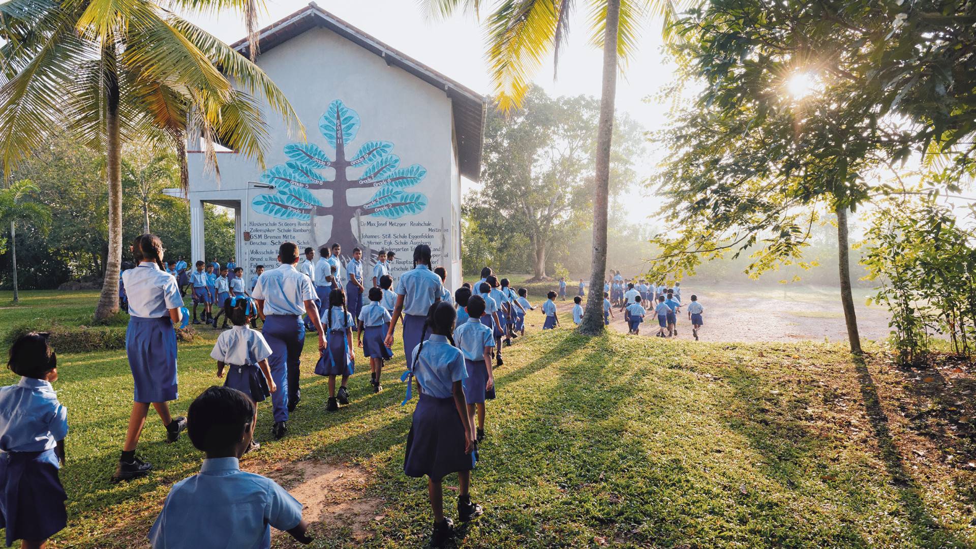 Schüler in Indien vor Schulgebäude