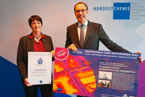 Dr. Jutta Matreux accepts the Responsible Care competition prize from Christian Matschke, Chairman of the Board of Verband der Chemischen Industrie e. V., Landesverband Nordost (northeast regional branch of the VCI).