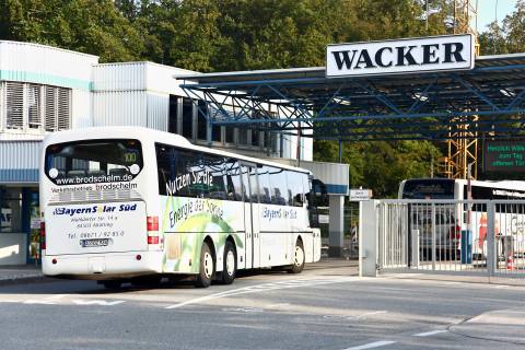 Bus fährt durch Werkstor in Burghausen