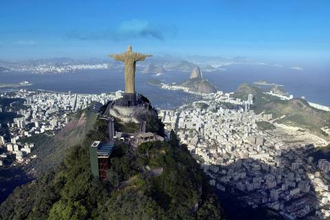 Cristo Redentor mit Rio de Janeiro im Hintergrund