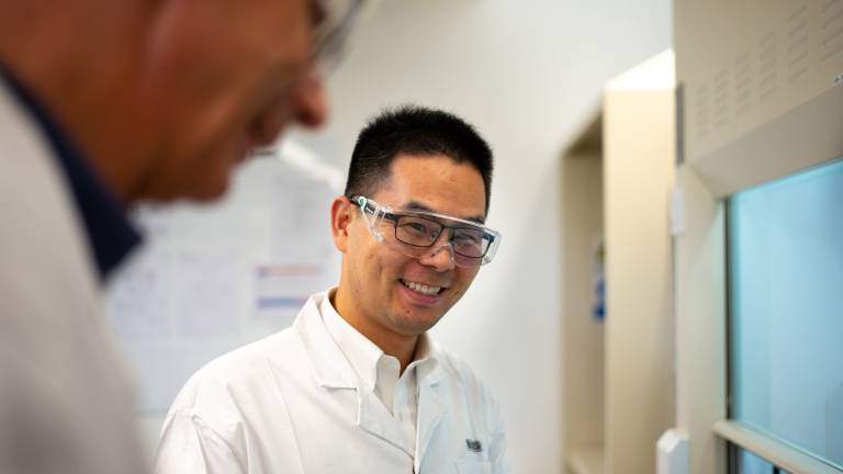 Daniel Deng in the Shanghai laboratory of the WACKER ACADEMY