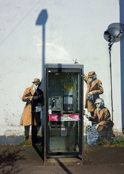 德国电信公司电话亭（现已拆除）前一幅具有讽刺意义的街头艺术作品 