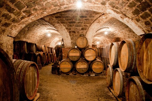 在法国，以传统方式将葡萄酒注入橡木桶中存放至成熟的过程称为“陈酿”。 