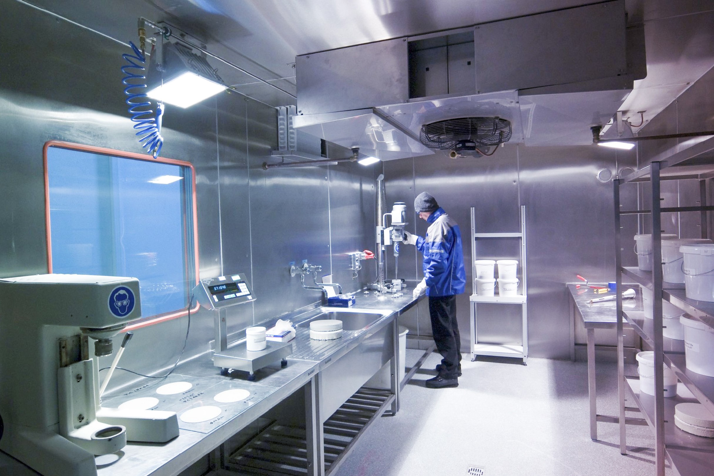 In dieser begehbaren Klimakammer im anwendungstechnischen Zentrum Burghausen werden Kleinkörper unter unterschiedlichen Bedingungen getestet. 