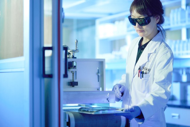 SeungA Lee将一块玻璃板放在紫外线下，以此触发有机硅的固化过程， 