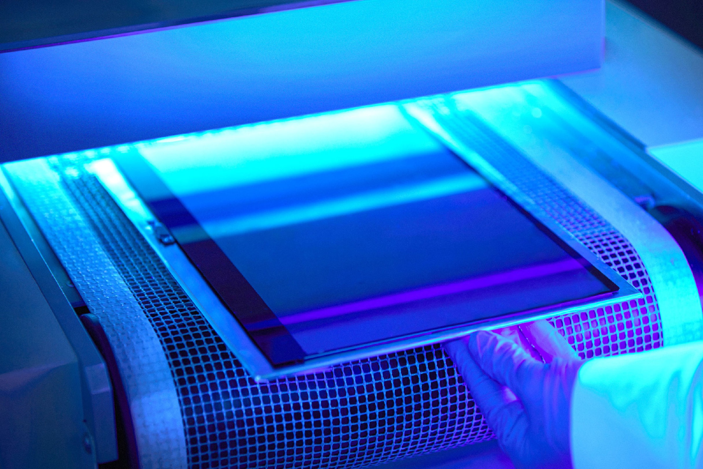 Der Vernetzungsprozess wird durch UV-Licht angestoßen, was den Herstellern ein effizientes Arbeiten erlaubt.