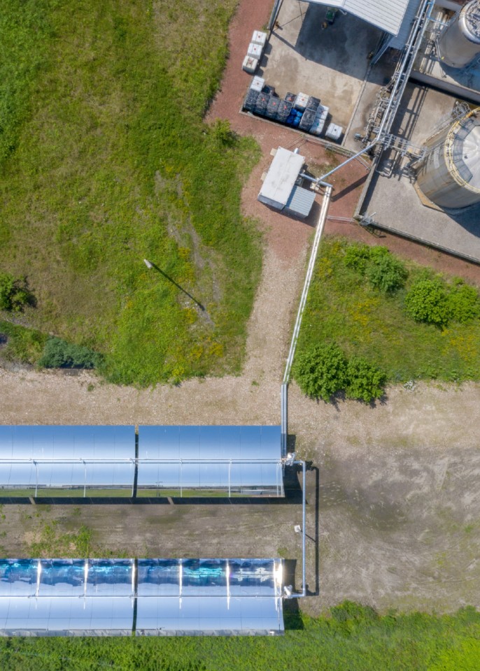 鸟瞰Solarlite公司建造的聚光太阳能发电站。