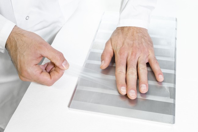 在瓦克的应用技术中心为测量不同有机硅胶粘剂的粘合力准备试纸 