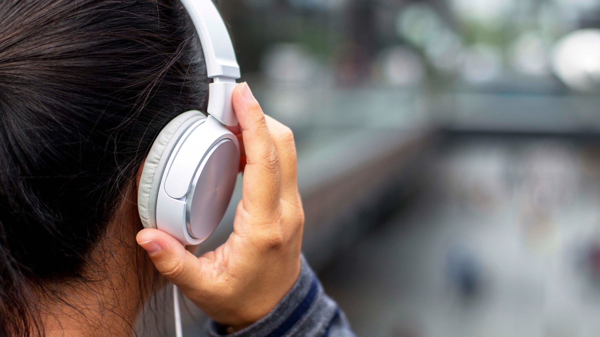 Frau mit Kopfh&ouml;rern von hinten