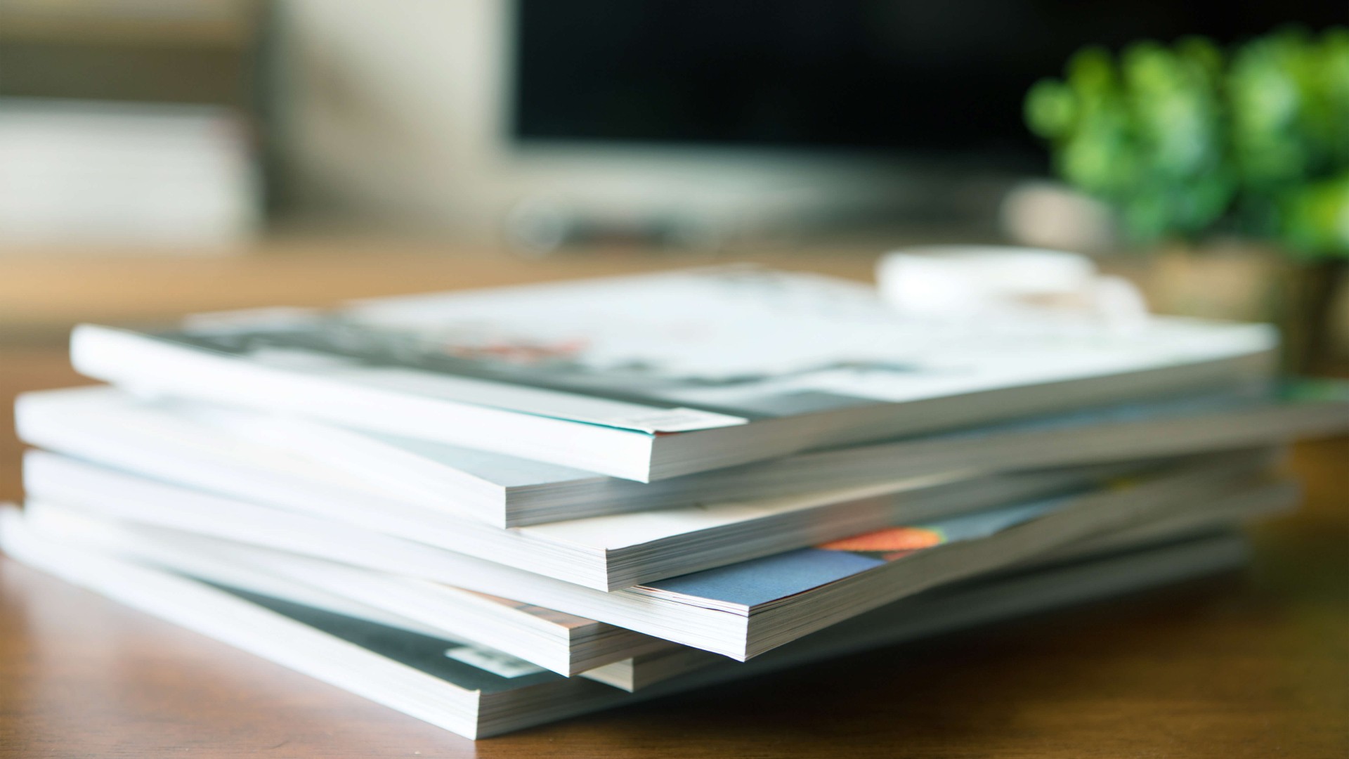 Stapel Magazine auf einem Tisch