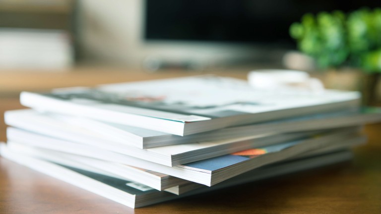 Stapel Magazine auf einem Tisch