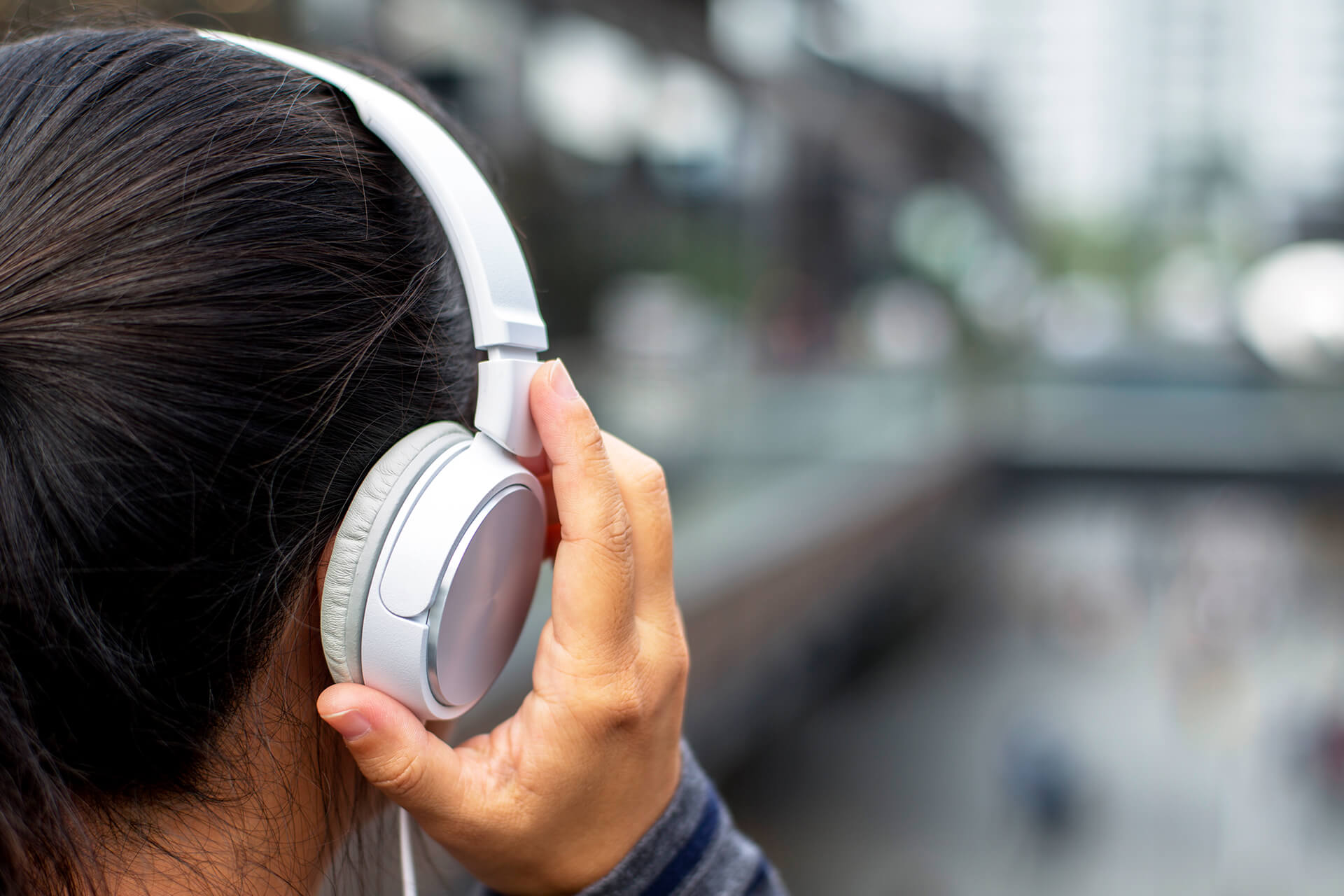 Frau mit Kopfh&ouml;rern von hinten