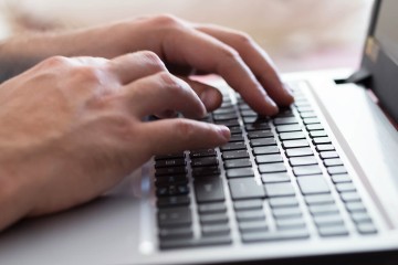 Finger tippen auf einer Tastatur