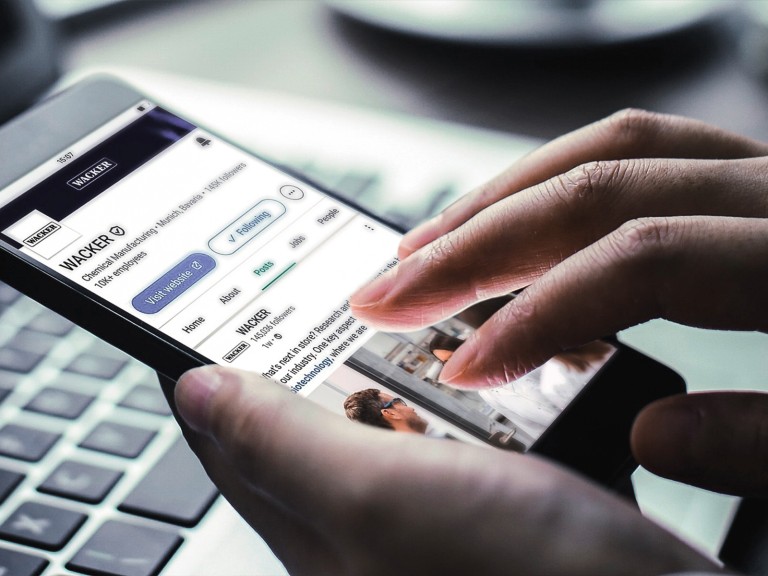 WACKERs Social-Media-Account auf einem Smartphone