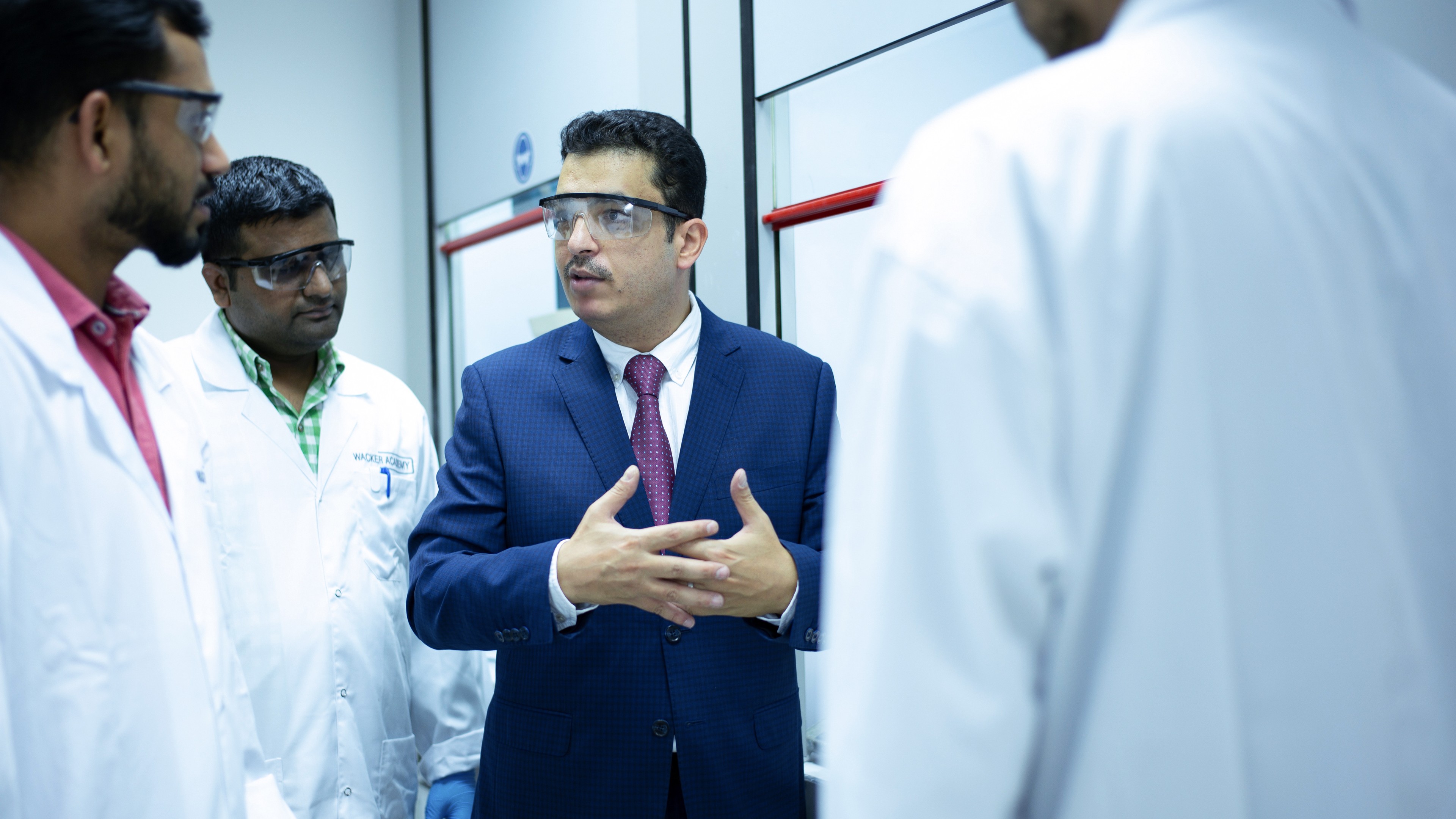 Mohammed Sanaobar mit Kollegen in der WACKER ACADEMY Dubai
(aus Gesch&auml;ftbericht 2019 Imageteil) 