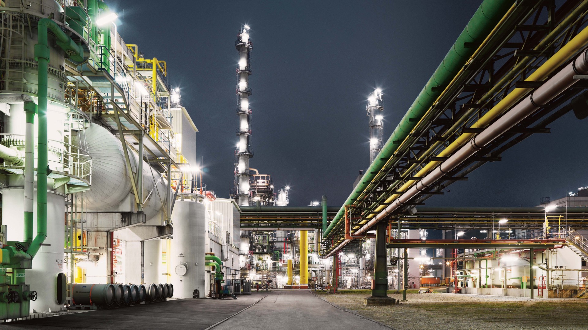 Produktionsanlage von au&szlig;en bei Nacht