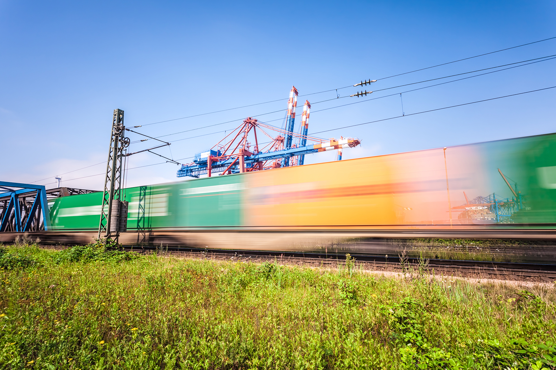 G&uuml;terzug in gr&uuml;ner Landschaft