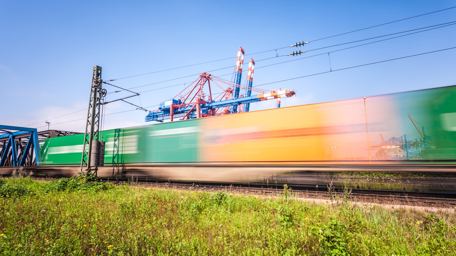 G&uuml;terzug in gr&uuml;ner Landschaft