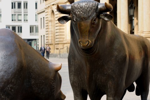 Stier und Bär vor Börse in Frankfurt