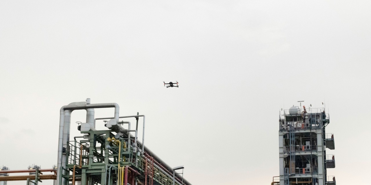 Eine Drohne fliegt über das Werk in Nünchritz, um Wärmeverluste zu erkennen