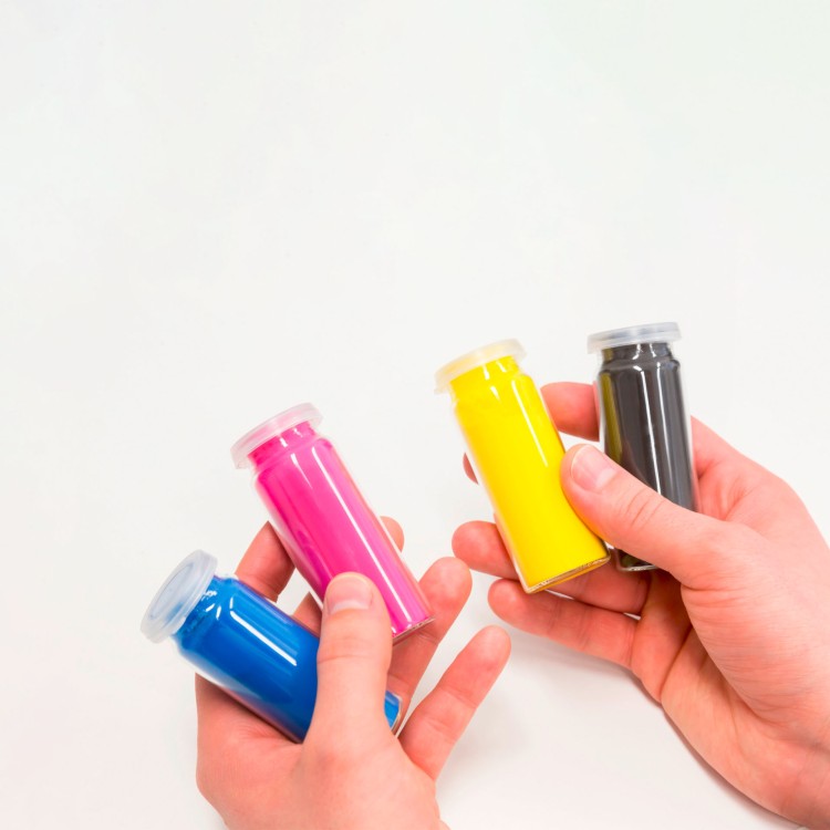 H&auml;nde halten Fl&auml;schchen mit verschiedenen Farben