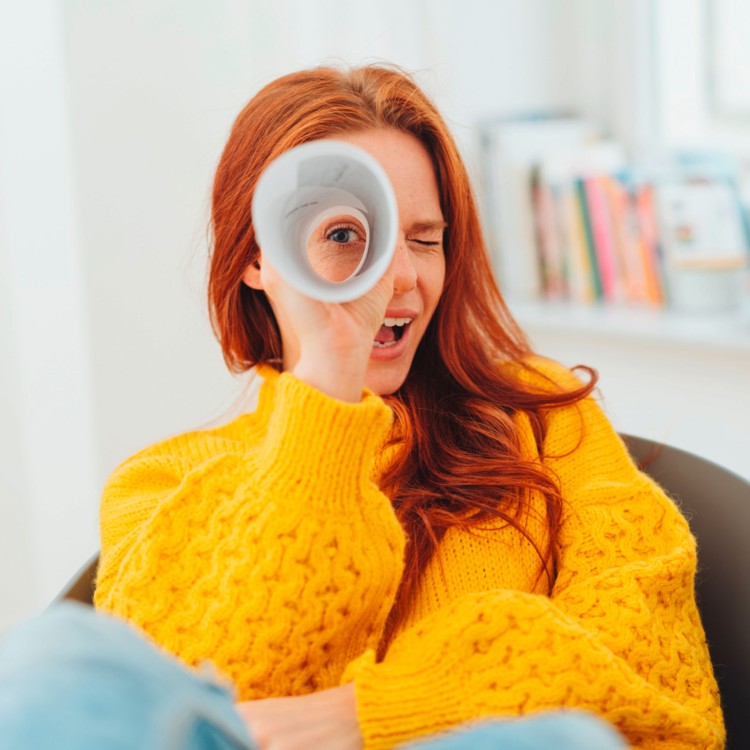 Frau in einem gelben Pullover