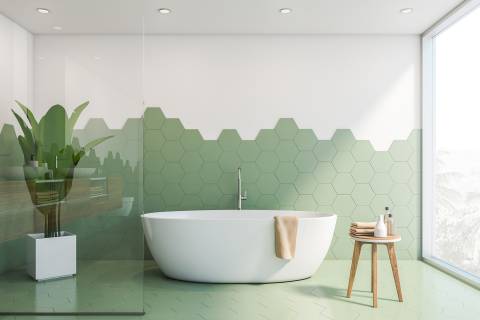 Badezimmer mit gefliester Wand