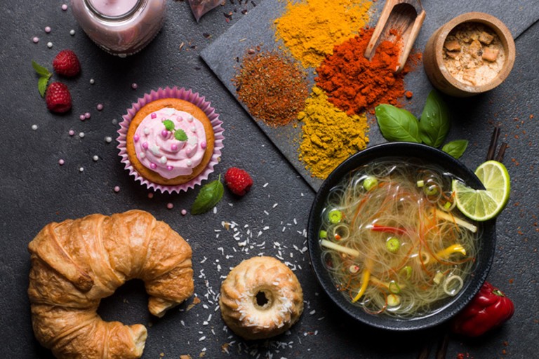 Essen auf schwarzem Tisch angerichtet