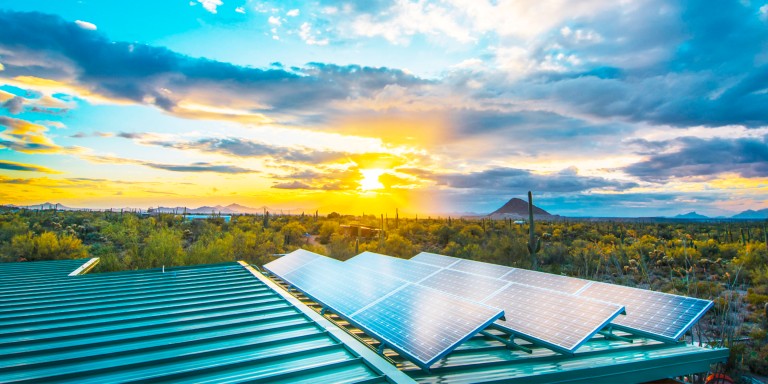 Solarmodule in einer sonnigen Landschaft