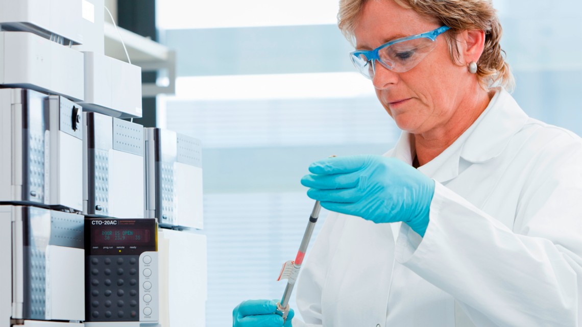 Labormitarbeiterin am Standort Jena