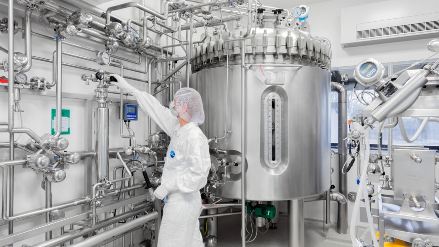 Ein Mitarbeiter im Labor am Produktionsstandort Jena