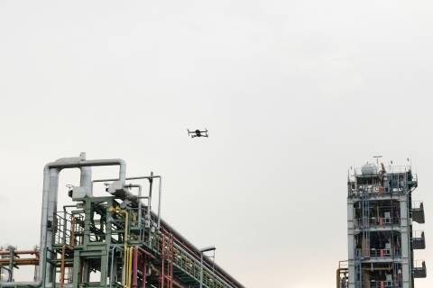 Eine Drohne fliegt über das Werk in Nünchritz, um Wärmeverluste zu erkennen