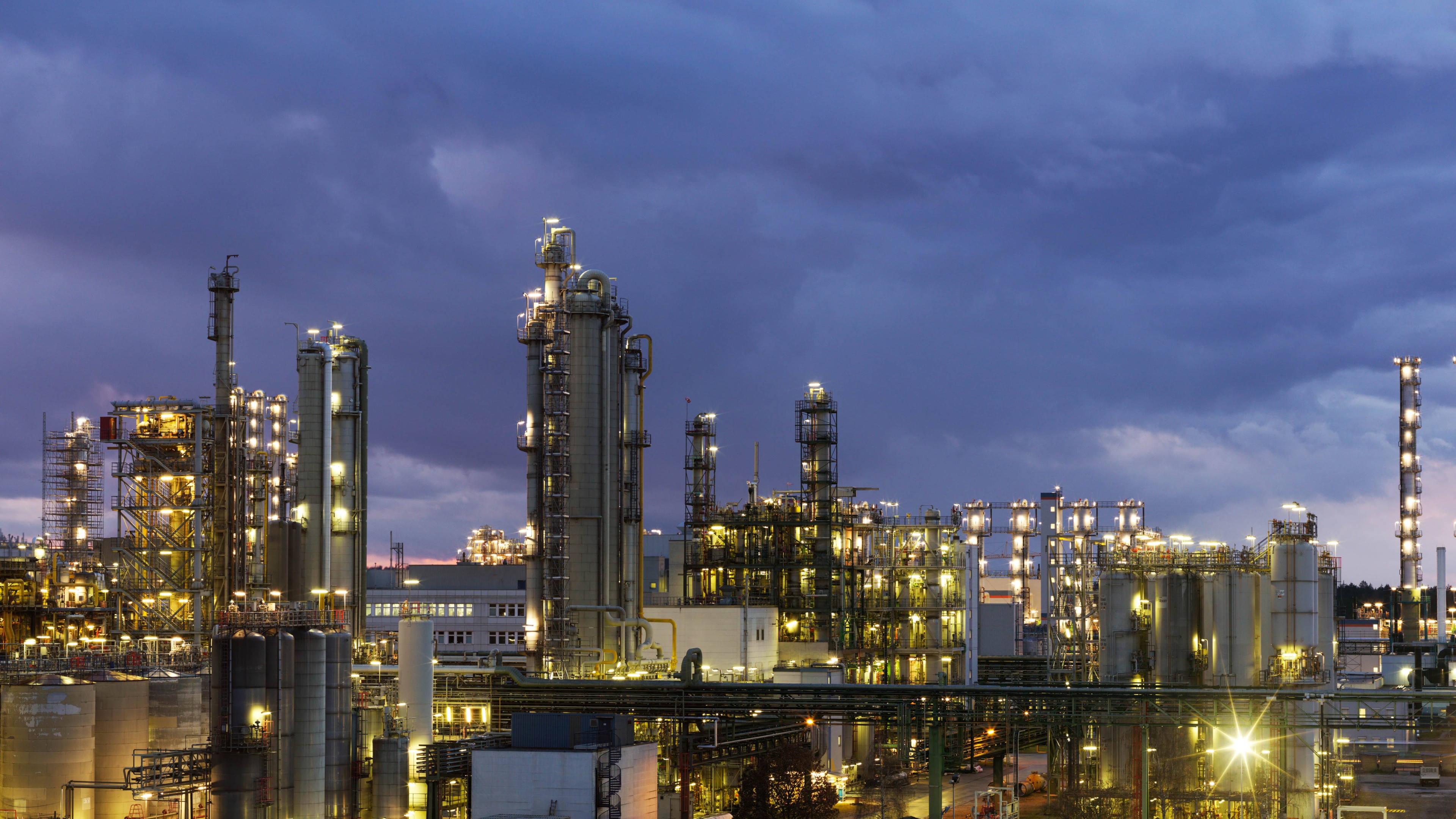 Werk Burghausen bei Nacht