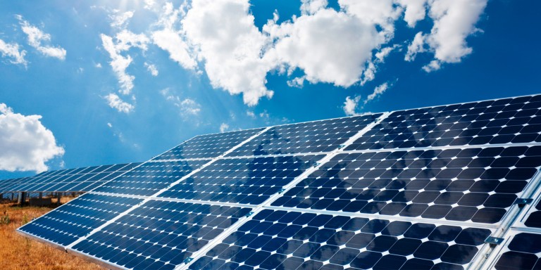 Solarpaneele mit Himmel im Hintergrund