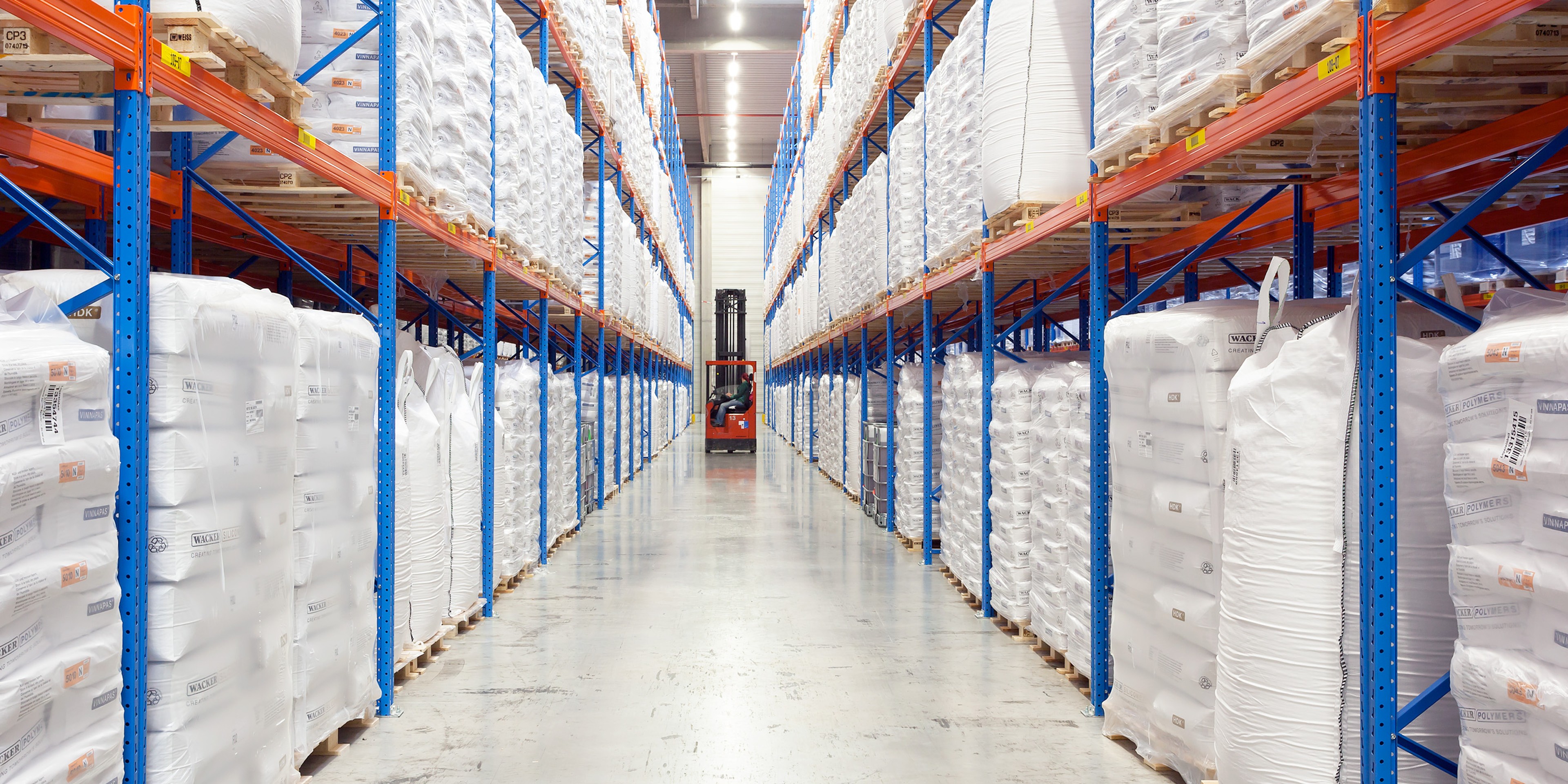 Lager, den Gang runter fotografiert