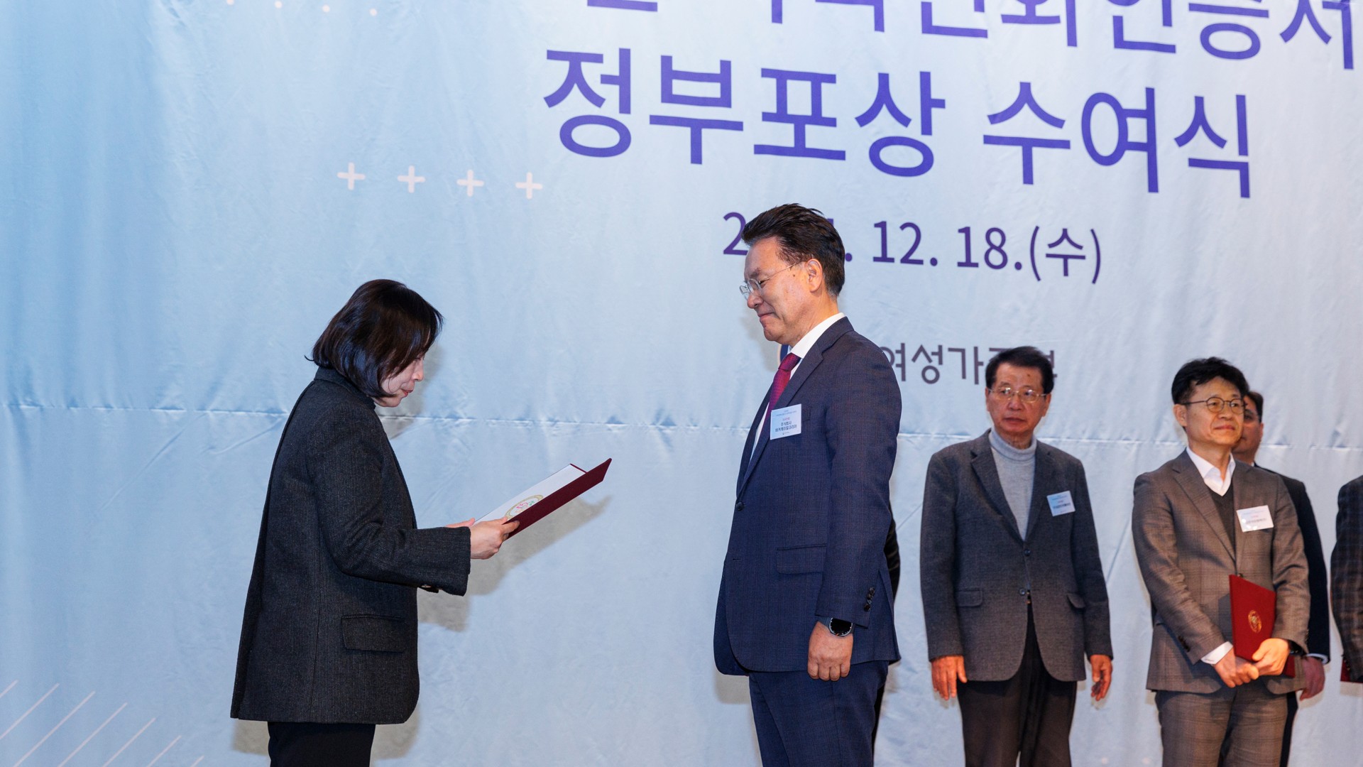 Dal-ho Cho receives the Family-Friendly Company Certification at the Certificate Award Ceremony