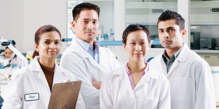 Mitarbeiter in Kitteln im Labor