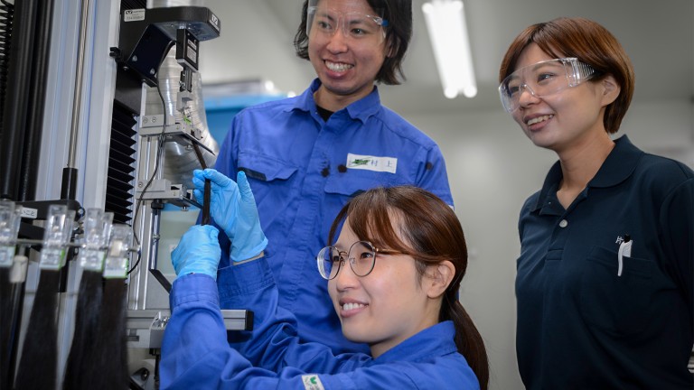 Mitarbeiter des Technischen Kompetenzzentrums in Tsukuba in Japan bei Tests