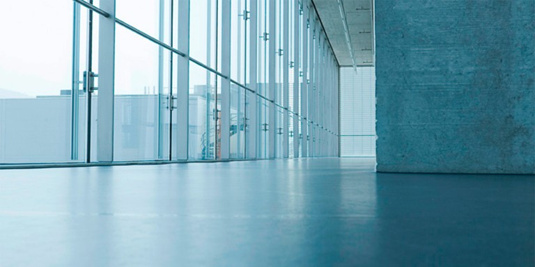 Innenansicht eines Geb&auml;udes mit Glasfassade und Betonmauern