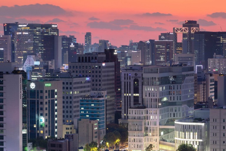 Buntes Tor vor blauem Himmel