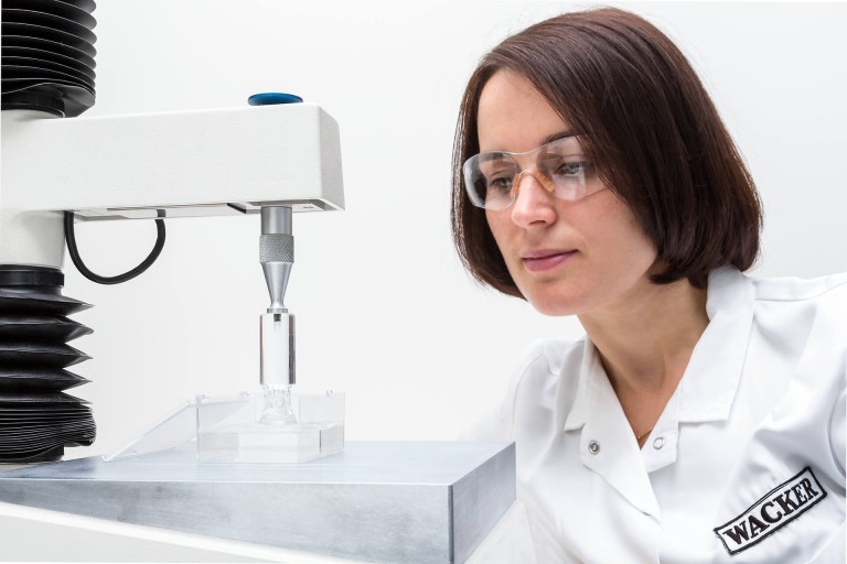 Mitarbeiterin im Labor