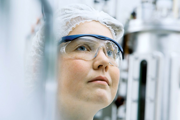 Mitarbeiterin im Labor