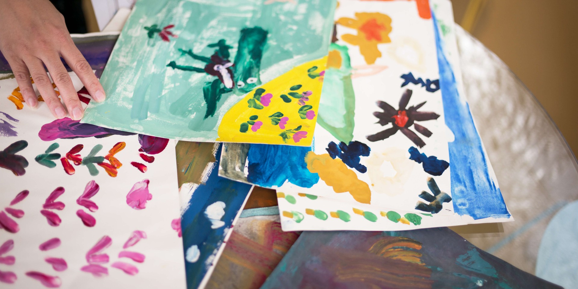 gemalte Kinderbilder des WACKER HELP Kinderhilfsprojekts