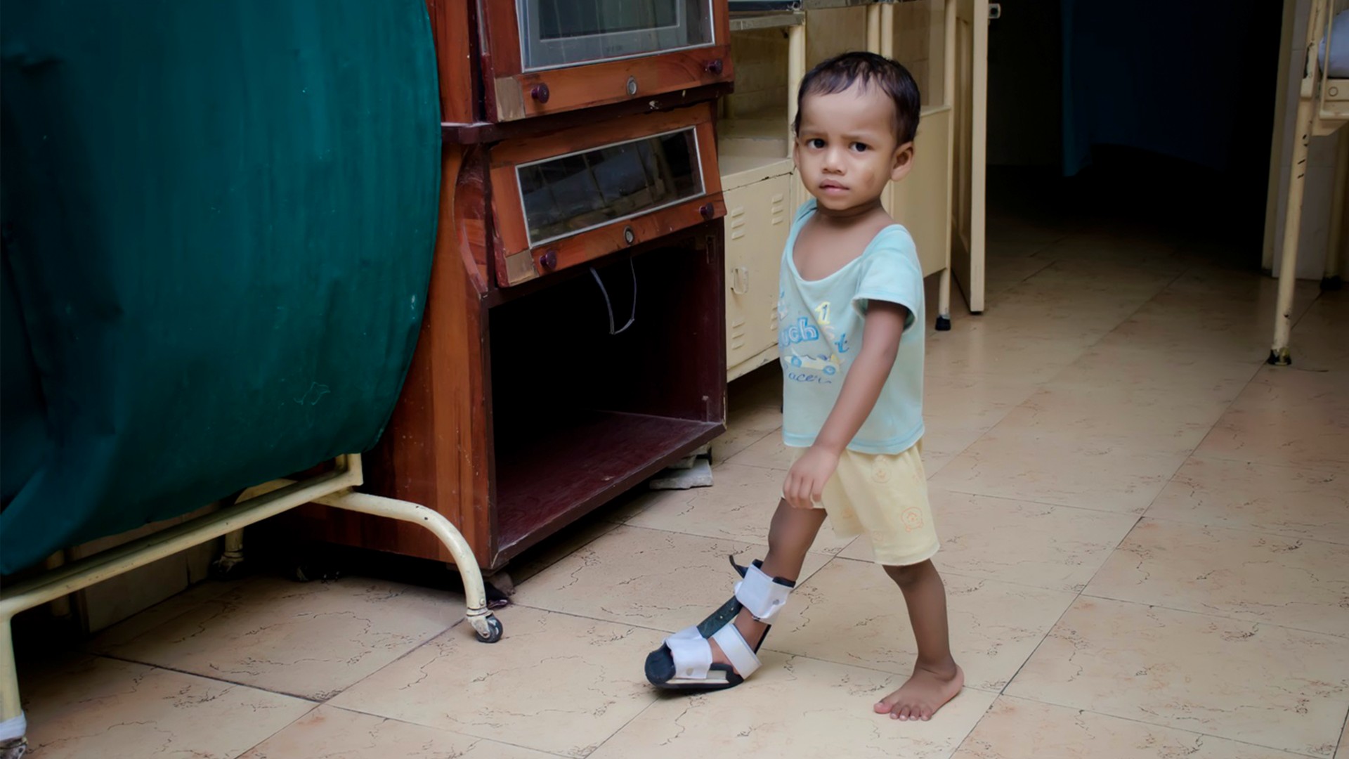 A preschool boy wearing an orthosis on his leg
