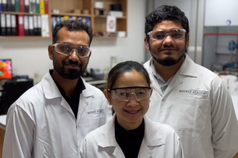 Three employees of the WACKER ACADEMY in Dubai in the laboratory