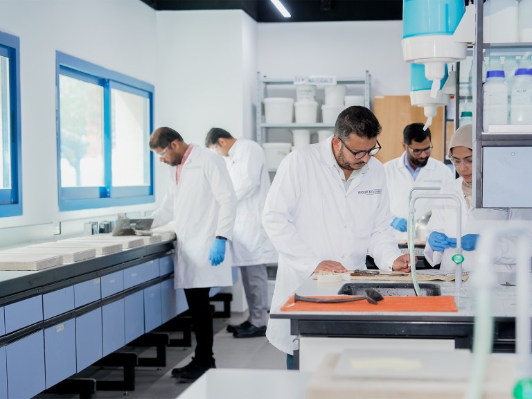 Mitarbeiter bei der Arbeit im Construction Room im Technical Center in Dubai