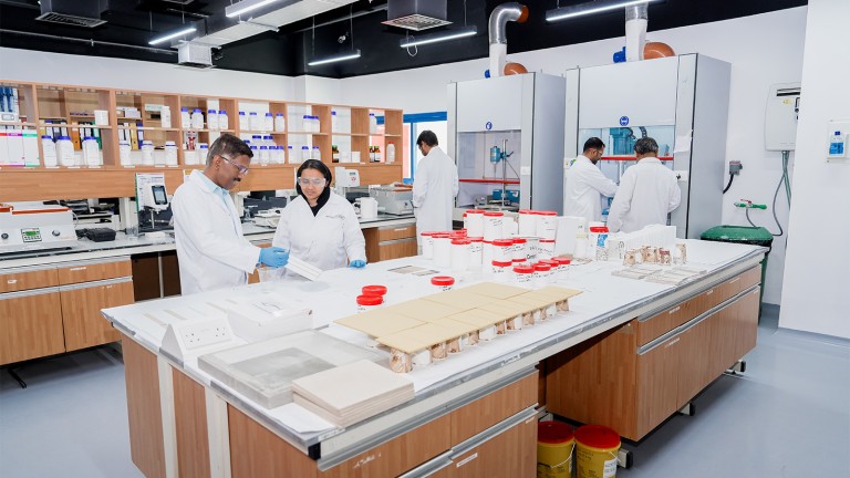 Mitarbeiter bei der Arbeit im Bereich Farben und Beschichtungen im Technical Center in Dubai