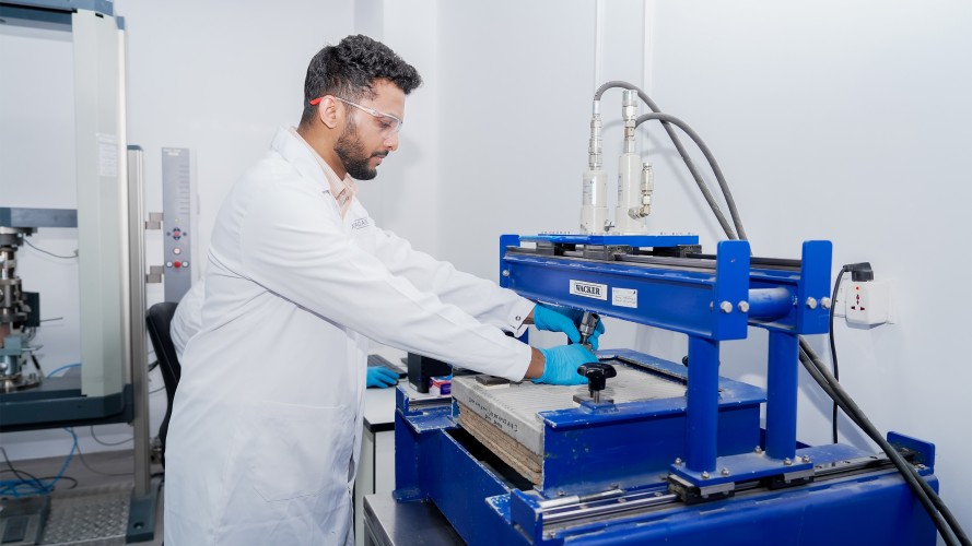 Mitarbeiter bei der Arbeit im Bereich Construction Testing im Technical Center in Dubai