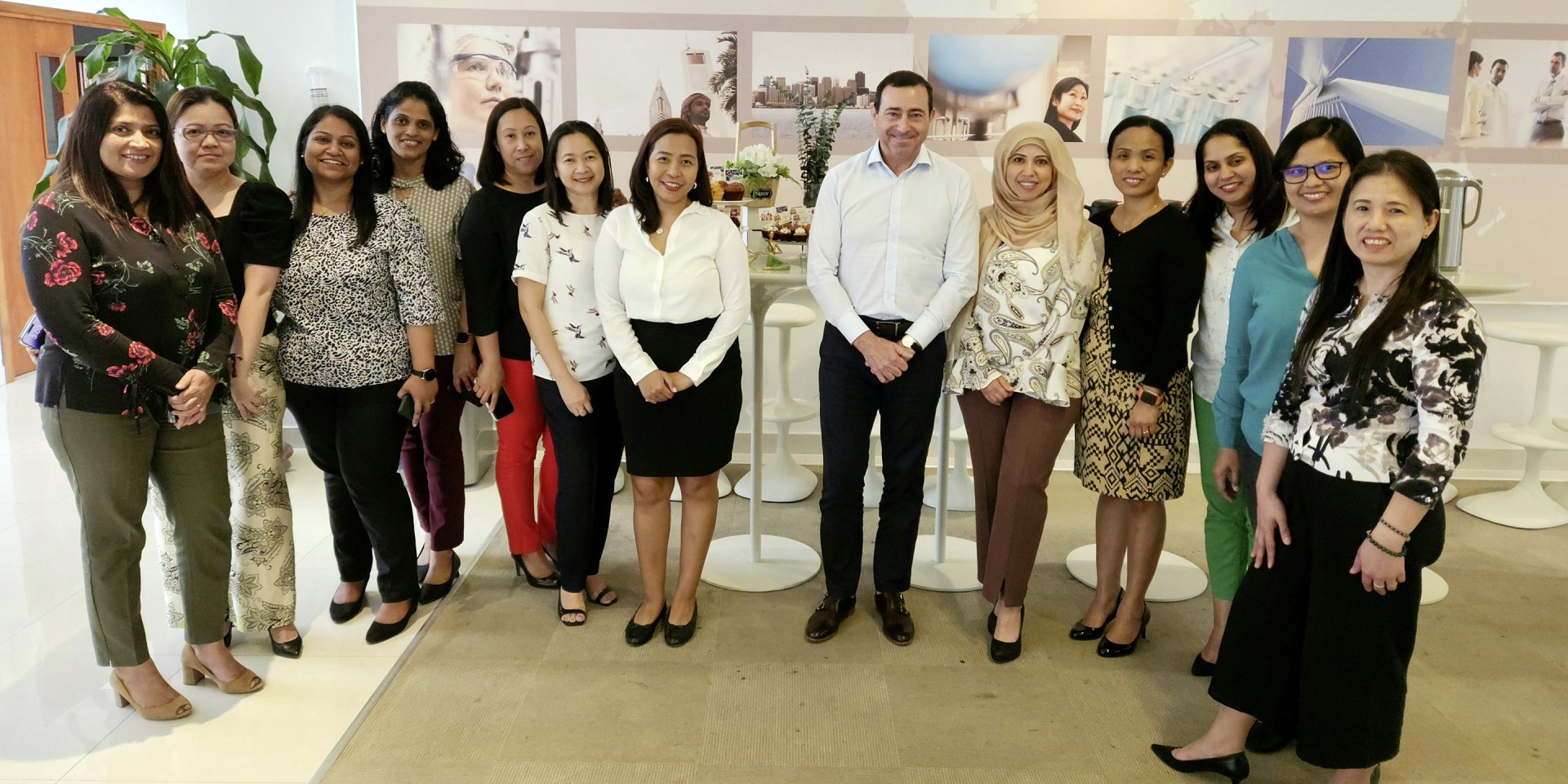 Female employees and Cyril Cisinski of WACKER Middle East & Africa on Women‘s Day