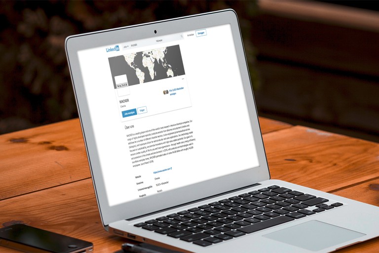 Die WACKER LinkedIn-Seite auf einem Laptop aufgerufen